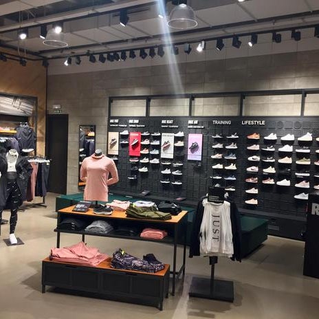 Cardenal Salida en caso Fotos en Nike Store La Maquinista - Sant Andreu - Barcelona, Cataluña