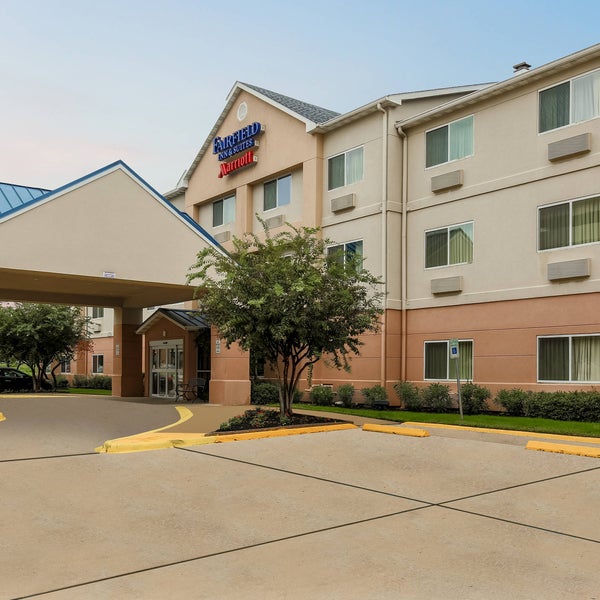รูปภาพถ่ายที่ Fairfield Inn &amp; Suites Houston Westchase โดย Yext Y. เมื่อ 2/20/2021