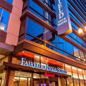 รูปภาพถ่ายที่ Fairfield Inn &amp; Suites Chicago Downtown/River North โดย Yext Y. เมื่อ 5/7/2020
