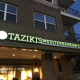 Photo prise au Taziki&#39;s Mediterranean Cafe par Yext Y. le1/6/2017
