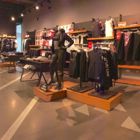 Contracción escapar Bombardeo Nike Store Madrid (Now Closed) - Sporting Goods Shop