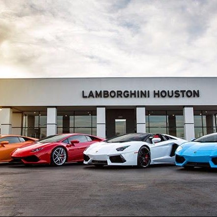 Photo prise au Lamborghini Houston par Yext Y. le4/19/2017