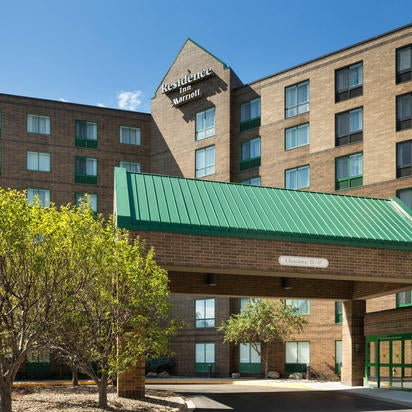 รูปภาพถ่ายที่ Residence Inn by Marriott Minneapolis Edina โดย Yext Y. เมื่อ 5/1/2020