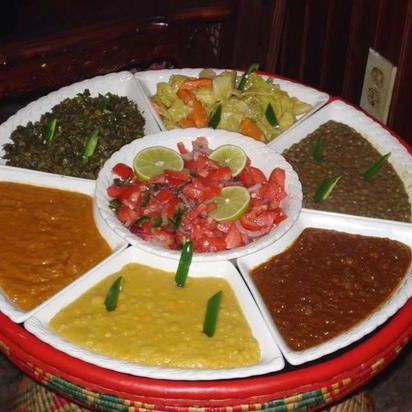Снимок сделан в Blue Nile Ethiopian Restaurant пользователем Yext Y. 5/8/2020