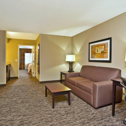 Foto diambil di Holiday Inn &amp; Suites Green Bay Stadium, an IHG Hotel oleh Yext Y. pada 3/4/2020