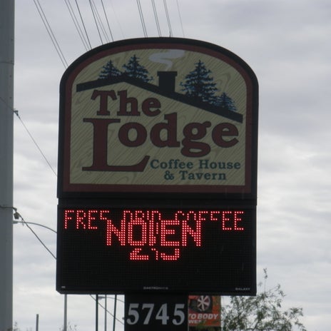 Foto tirada no(a) The Lodge Coffee House &amp; Tavern por Yext Y. em 5/25/2017