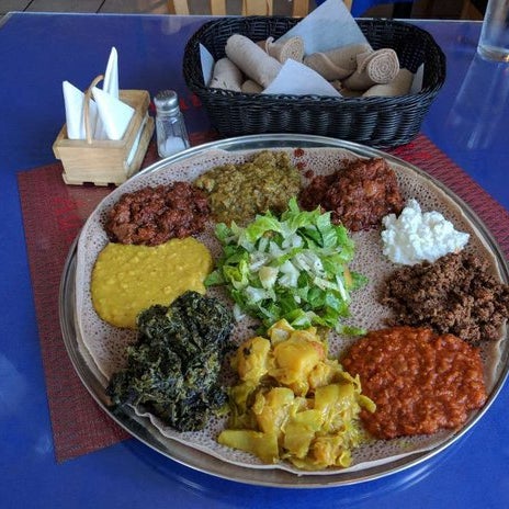 Das Foto wurde bei Mudai Ethiopian Restaurant von Yext Y. am 3/27/2020 aufgenommen