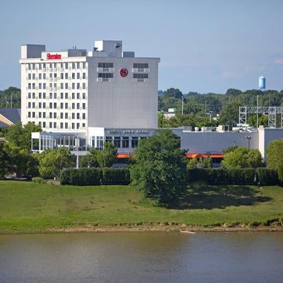 รูปภาพถ่ายที่ Sheraton Louisville Riverside Hotel โดย Yext Y. เมื่อ 5/5/2020
