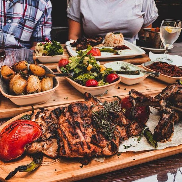 Ресторан маймун санкт-петербург. Кораблестроителей, 14. Ресторан маймун санкт-петербург прибалтийская. Маймун меню. Интересные вывески кафе.