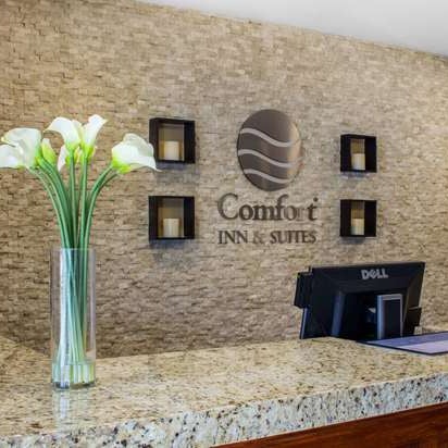 Foto scattata a Comfort Inn &amp; Suites da Yext Y. il 9/21/2020