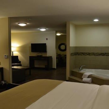 Снимок сделан в Holiday Inn Express &amp; Suites Belgrade пользователем Yext Y. 2/27/2020