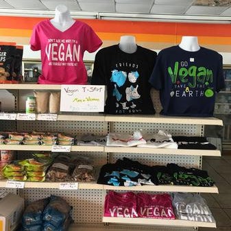 Das Foto wurde bei Loving Vegan Market &amp; Cuisine von Yext Y. am 8/1/2019 aufgenommen