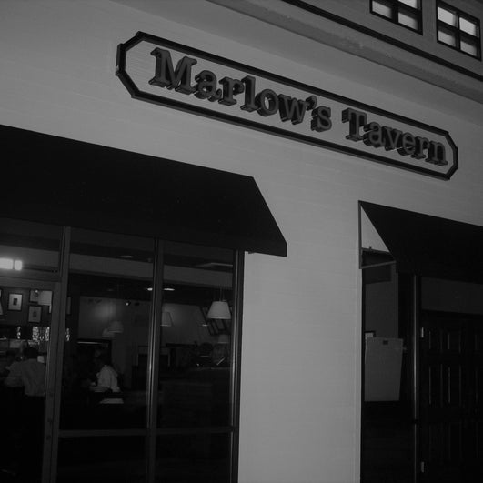 Foto tirada no(a) Marlow&#39;s Tavern por Yext Y. em 2/1/2017