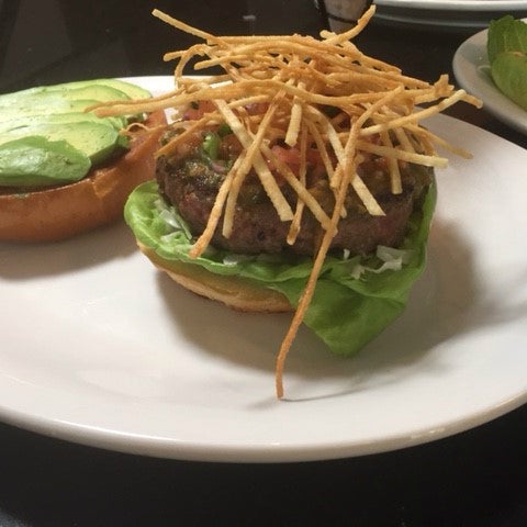 Das Foto wurde bei The Burger Palace von Yext Y. am 10/5/2017 aufgenommen