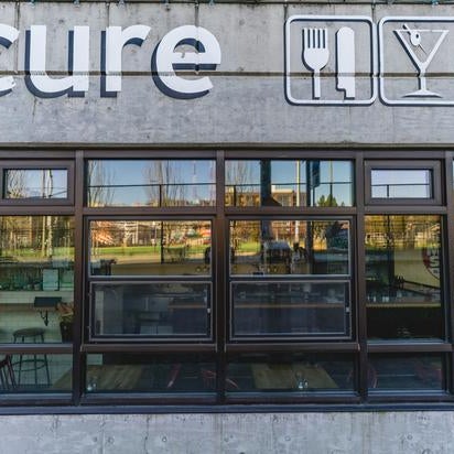 7/17/2018 tarihinde Yext Y.ziyaretçi tarafından Cure Seattle | Capitol Hill Bar &amp; Charcuterie'de çekilen fotoğraf