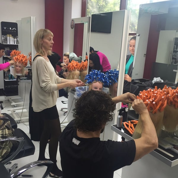 10/6/2015にАлина А.がМеждународная академия парикмахерского искусства VT ACADEMYで撮った写真