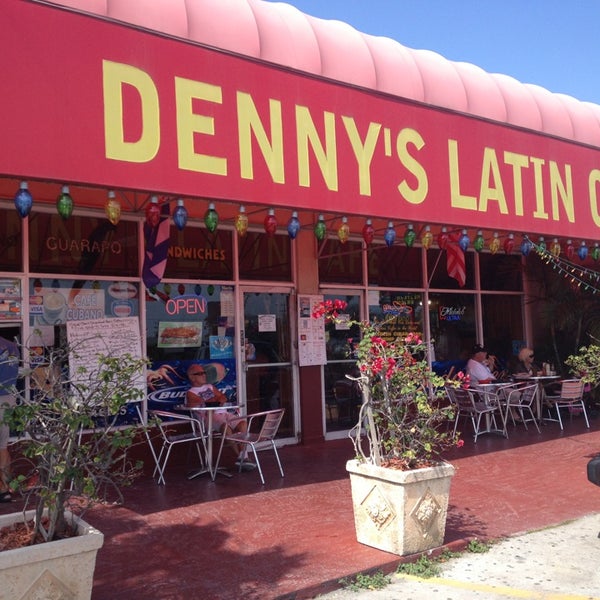 Foto tirada no(a) Denny&#39;s Latin Cafe por Eric K. em 2/23/2013