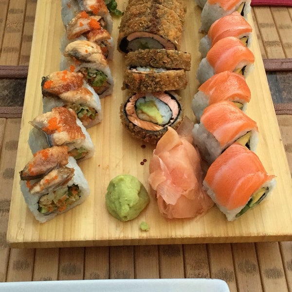 รูปภาพถ่ายที่ Tokyo Sushi โดย Loes V. เมื่อ 8/30/2016