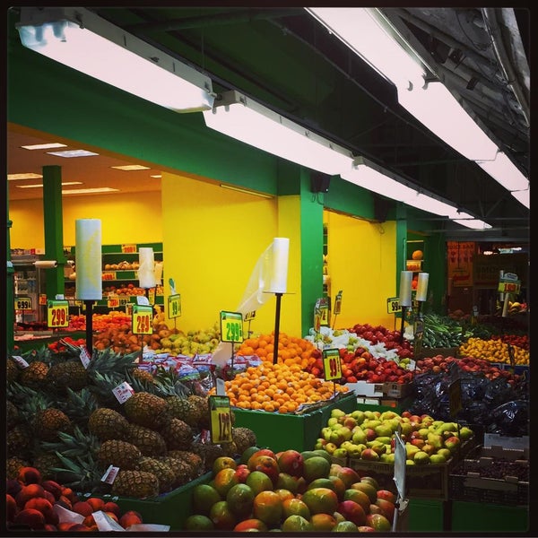 Das Foto wurde bei United Brothers Fruit Markets von Randolph H. am 7/28/2015 aufgenommen
