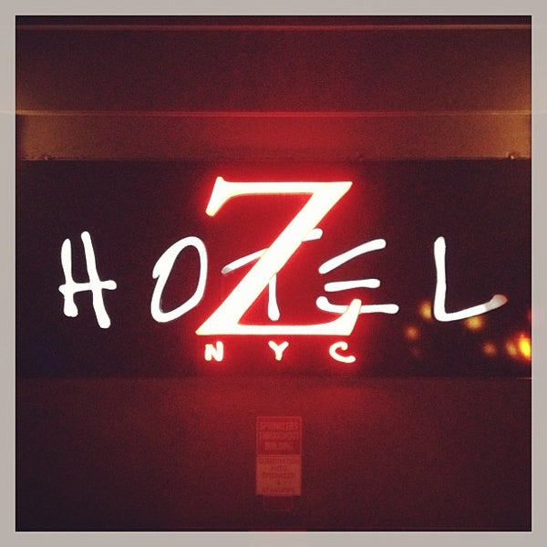 Photo prise au Z NYC Hotel par Randolph H. le5/5/2013