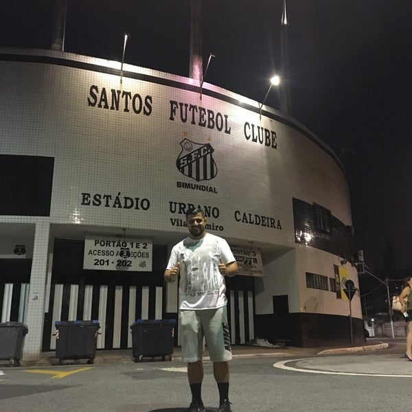 Photo taken at Estádio Urbano Caldeira (Vila Belmiro) by Anderson A. on 11/11/2017