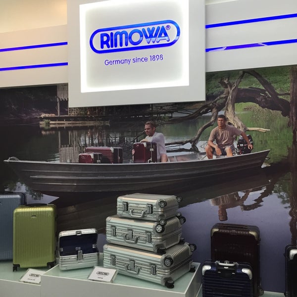 changi airport rimowa