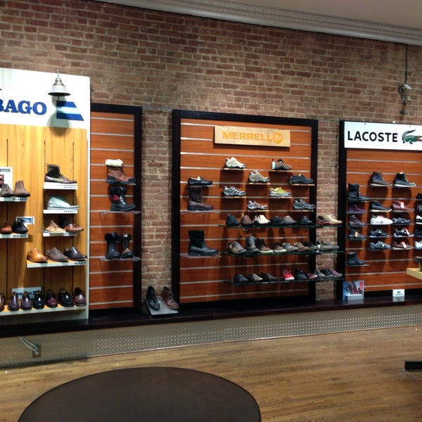 Photo prise au Saga Shoes par Matthew le1/17/2013