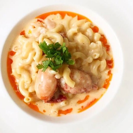 We’re just gonna say it: The creamy lobster mac and cheese is a national treasure.