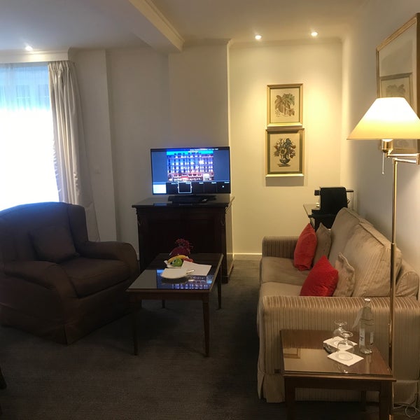 7/4/2017 tarihinde Sean C.ziyaretçi tarafından Hotel Bristol Geneva'de çekilen fotoğraf