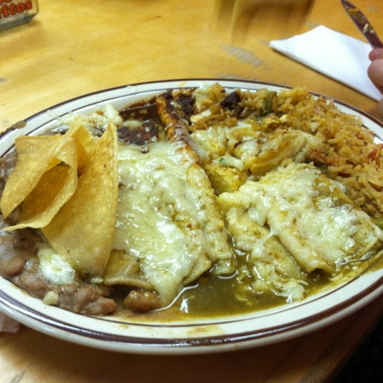 Снимок сделан в Dos Burritos Mexican Restaurant пользователем Joseph R. 11/4/2012