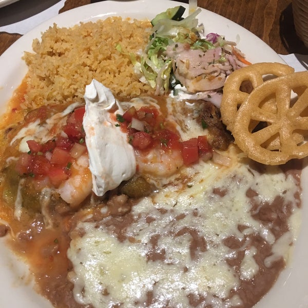 Foto diambil di Murrieta&#39;s Mexican Restaurant and Cantina oleh TalkingFreebies ~. pada 3/22/2017