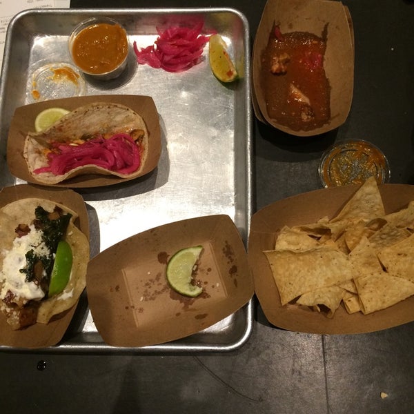 รูปภาพถ่ายที่ The Taco Truck Store โดย Heena เมื่อ 10/17/2014