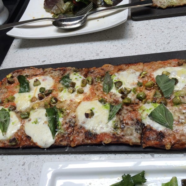 Foto scattata a Pizza Vinoteca da Heena il 7/25/2014