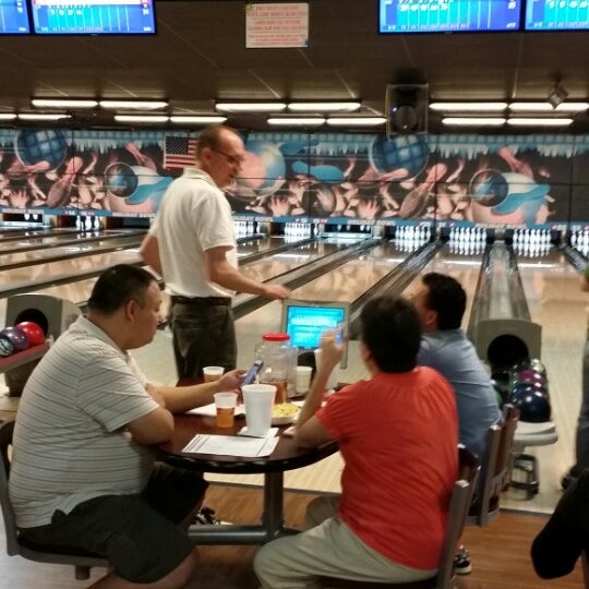 Photo taken at Skidmore&#39;s Holiday Bowl by Kelli Z. on 8/11/2014