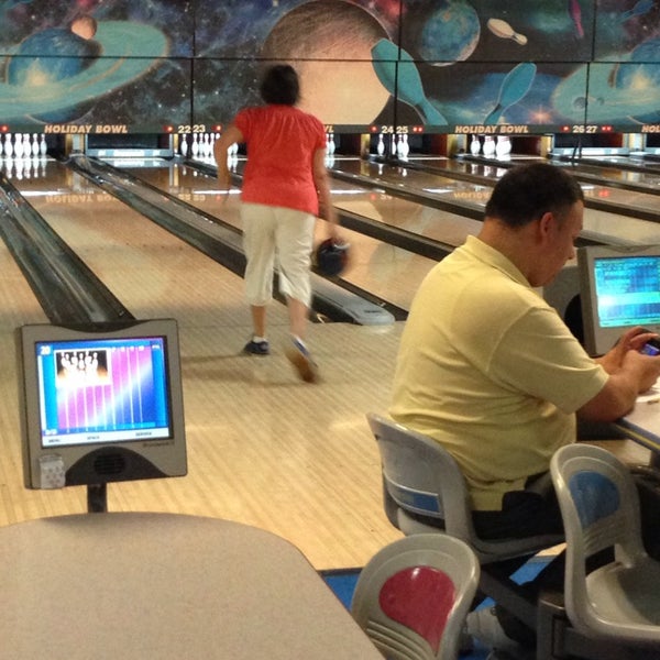 Photo taken at Skidmore&#39;s Holiday Bowl by Kelli Z. on 9/30/2013