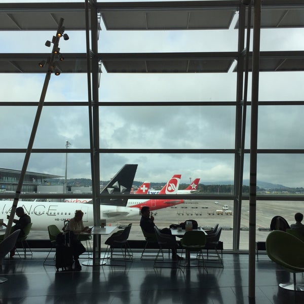 Foto tirada no(a) Aeroporto de Zurique (ZRH) por Ann-Sofie L. em 10/9/2017