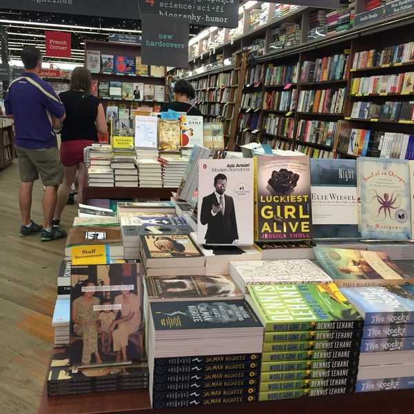 Foto tirada no(a) Brookline Booksmith por Ann-Sofie L. em 7/20/2016