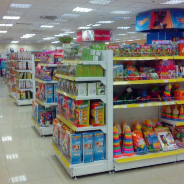 детский мир игрушки. детские магазины. ребенок в магазине. детский магазин. магазин детский великий.