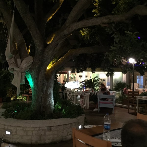 Foto scattata a Deniz&#39;in Mutfağı Balık Restoran da Gül M. il 8/20/2017