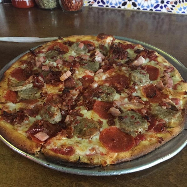 Foto diambil di D&#39;Allesandro&#39;s Pizza oleh Jeremy H. pada 8/14/2015