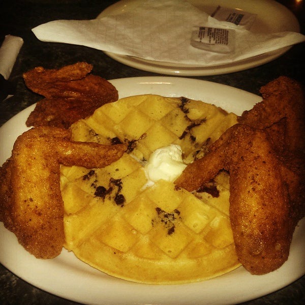 Foto tirada no(a) Kiki&#39;s Chicken And Waffles por Jeremy H. em 12/6/2014