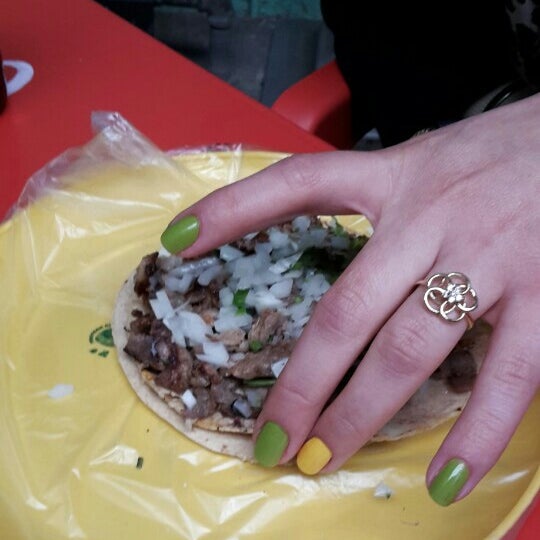 Foto tirada no(a) Tacos la glorieta por genny g. em 1/22/2016