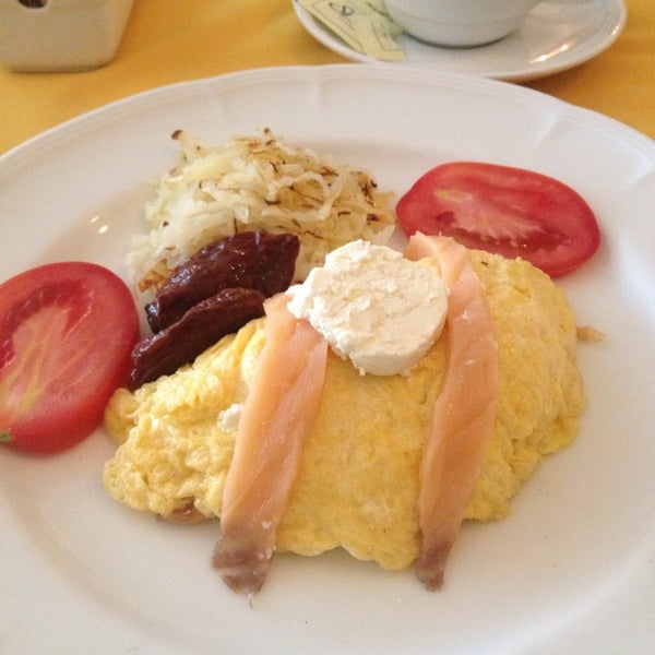 Vale la pena venir aquí; solo para desayunar un omelette de salmón con queso de cabra y chipotle.
