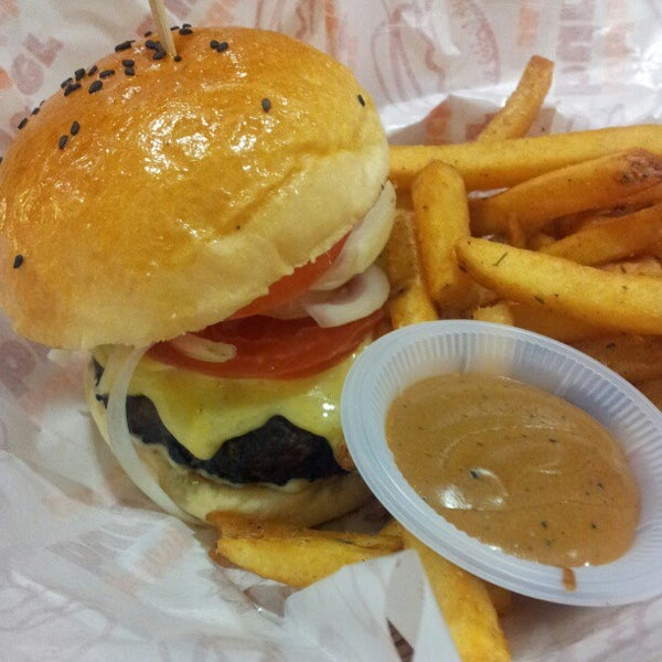Foto tomada en Burger Junkyard  por Ken C. el 2/18/2013