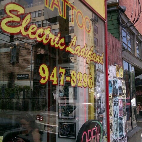 Das Foto wurde bei Electric Ladyland Tattoos von Angi B. am 9/26/2012 aufgenommen