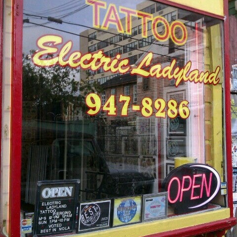 Das Foto wurde bei Electric Ladyland Tattoos von Angi B. am 11/27/2012 aufgenommen