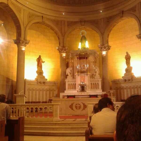 Photo taken at Iglesia Matriz Virgen Milagrosa by Memo E. on 3/29/2013