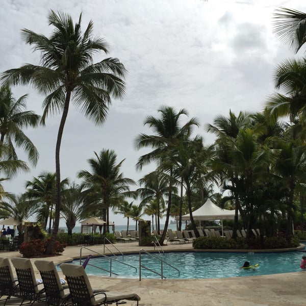 Foto scattata a Courtyard by Marriott Isla Verde Beach Resort da Yiyo F. il 6/18/2015