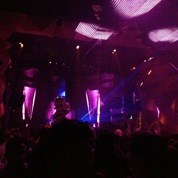 รูปภาพถ่ายที่ SET Nightclub โดย Brunno B. เมื่อ 5/12/2013