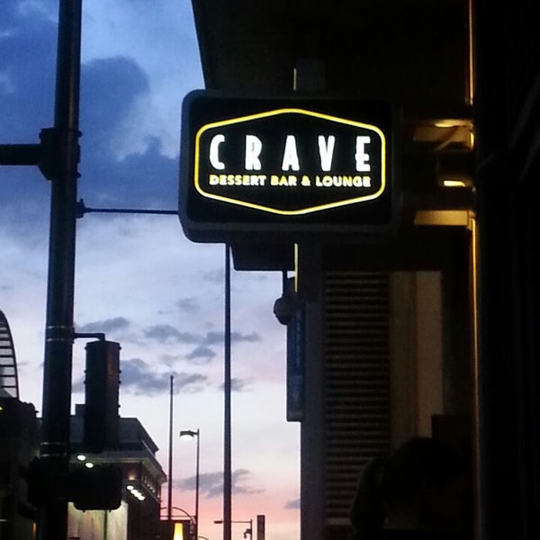 รูปภาพถ่ายที่ Crave Dessert Bar &amp; Lounge โดย Pat B. เมื่อ 5/25/2013
